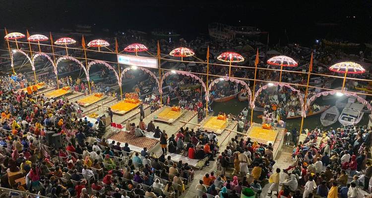 Ceremonia vespertina con luces y multitudes en el malecón de Varanasi.