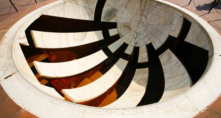 Partie d'un ancien observatoire avec des structures géométriques.