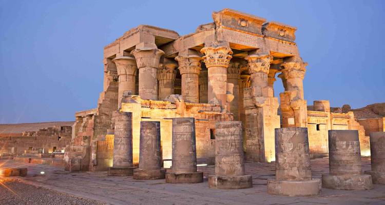 Ruines de temple illuminées au crépuscule.
