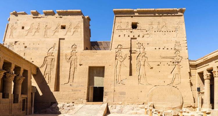 Temple avec des sculptures complexes et des hiéroglyphes.