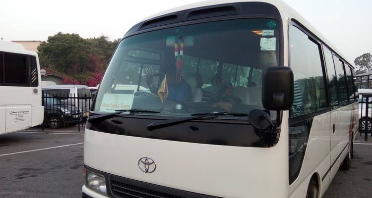 Minibus Toyota blanc prêt pour les touristes dans un parking