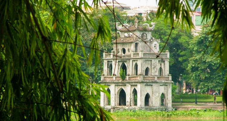 Lago Hoan Kiem en Hanói, Vietnam con el Templo Ngoc Son visible.