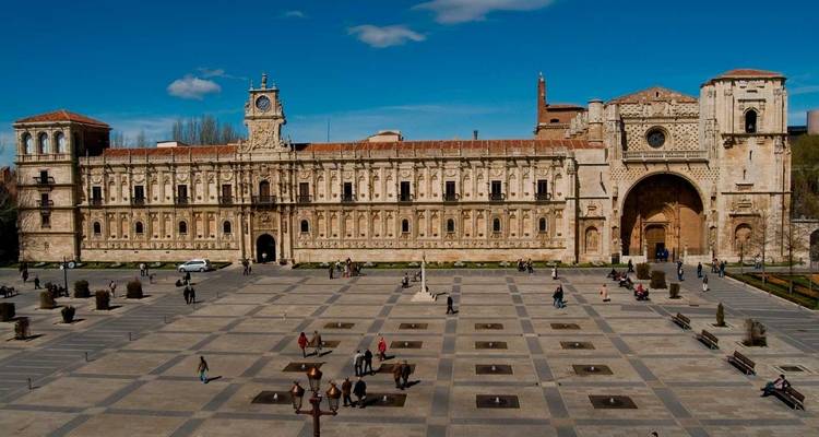 Hostal renacentista de San Marcos en León frente a una plaza espaciosa con visitantes