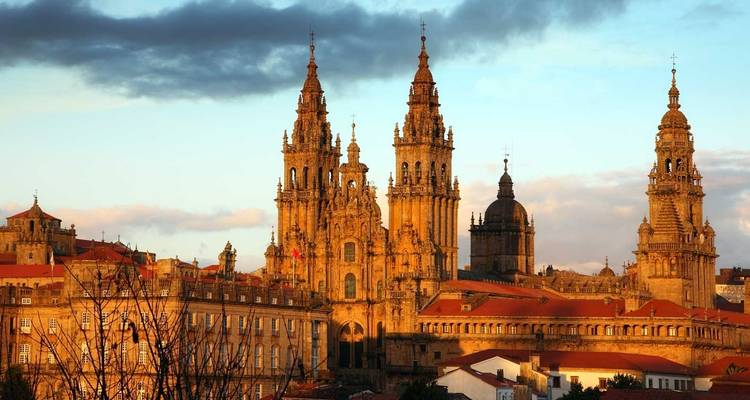 La lumière dorée du soleil illuminant les tours ornées de la cathédrale de Saint-Jacques-de-Compostelle au-dessus de la ville.