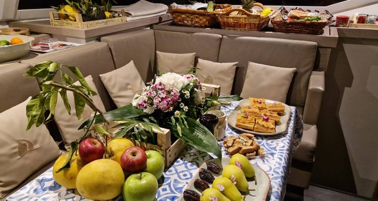 Mesa puesta con una variedad de frutas y pasteles dentro de un barco.