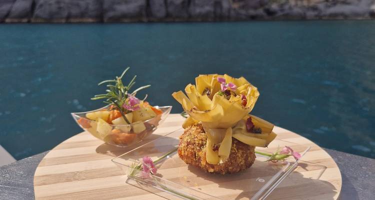 Plato con comida presentada artísticamente con un hermoso fondo oceánico.