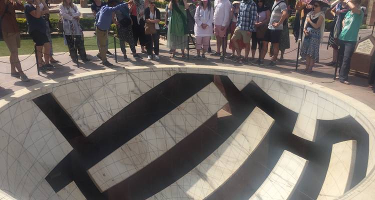 Toeristische groep die een historisch gebouw bekijkt.