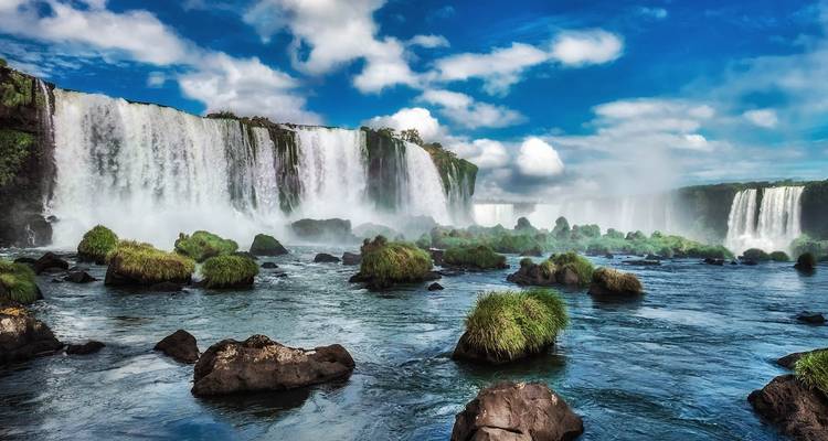 Üppige Wasserfälle und Fluss an den Iguazu-Fällen.