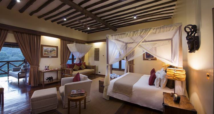 Luxueuze slaapkamer in een lodge met een schilderachtig uitzicht.