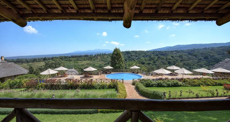 Elegante lodge met uitzicht op het zwembad en de bergen.