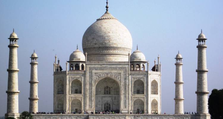 Vooraanzicht van de Taj Mahal met heldere luchten.