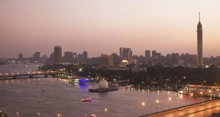 Una vista del horizonte de El Cairo a lo largo del río Nilo al atardecer.