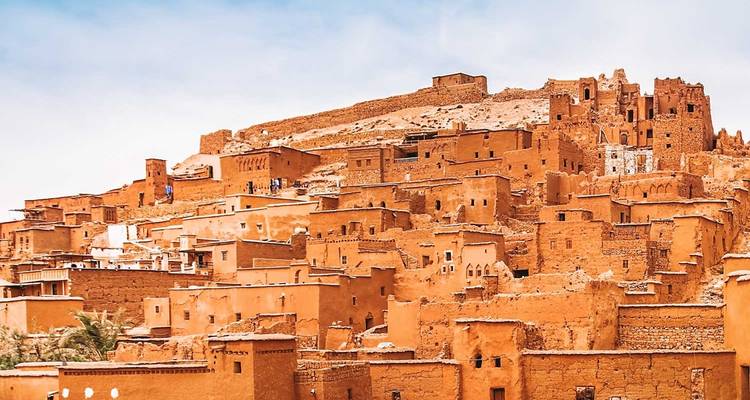 Antiguos edificios de tierra construidos en una colina.