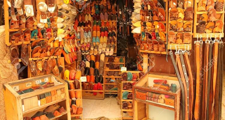 Artículos de cuero coloridos exhibidos en un puesto del mercado.