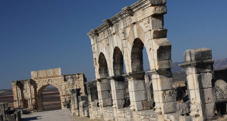 Antiguos arcos de piedra en Volubilis.