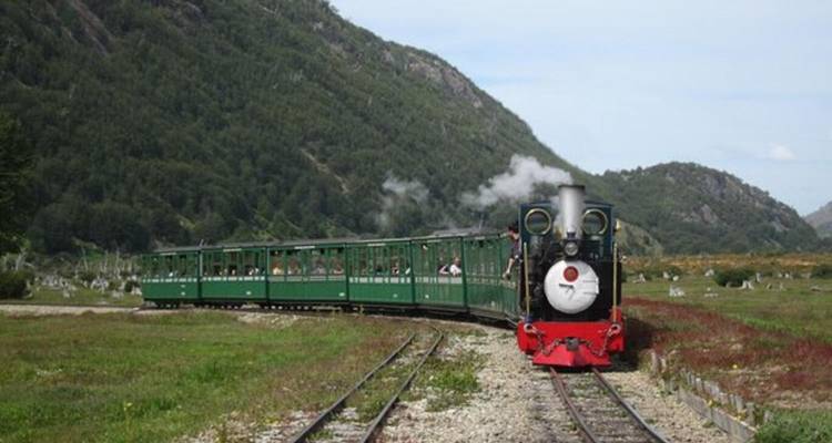Vintage trein in een weelderige groene vallei.