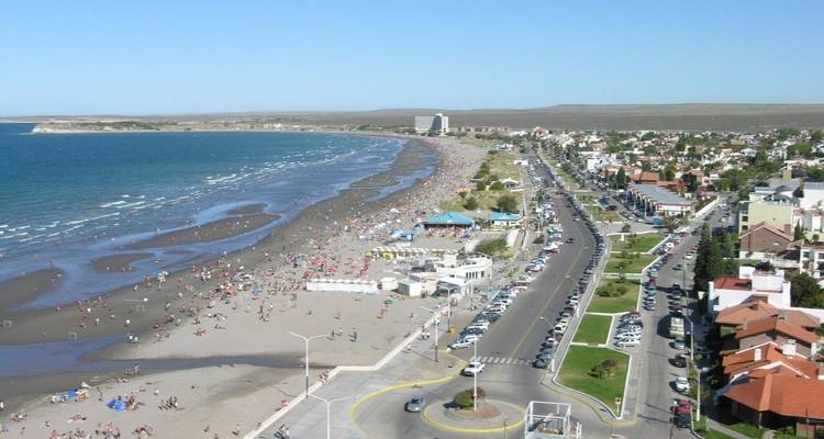 Vista aérea de un pueblo costero con una costa muy transitada.