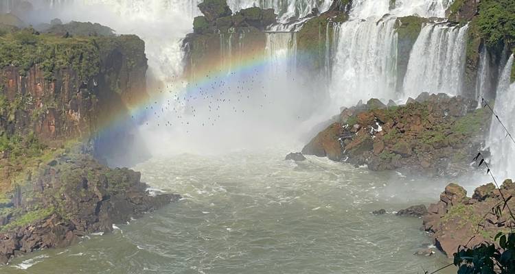 Cataratas del Iguazú con un arcoíris vibrante.
