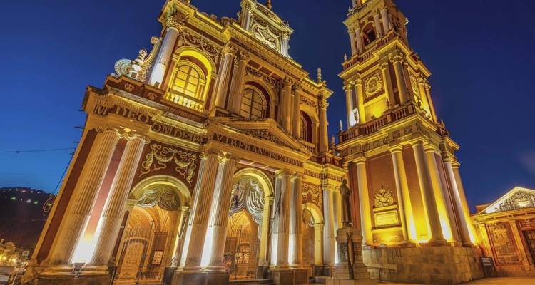 Fachada ornamentada iluminada de un edificio histórico por la noche
