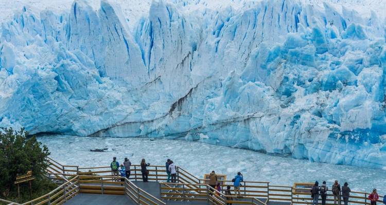 Mirador con turistas contemplando la vista del Glaciar Perito Moreno.