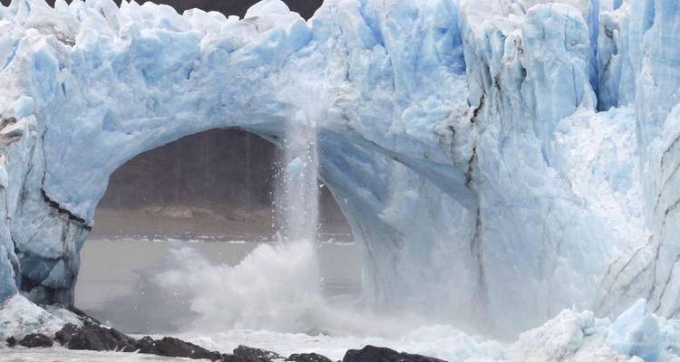 Primer plano de hielo con textura en el Glaciar Perito Moreno.
