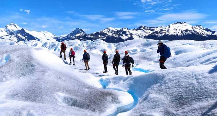 Des personnes faisant de la randonnée sur la surface glacée d'un glacier.