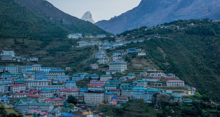Pueblo colorido enclavado en las montañas.