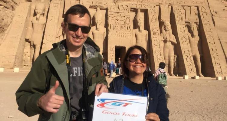Deux touristes avec un temple historique en arrière-plan.