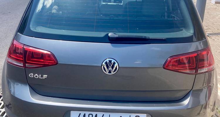 Achteraanzicht van een geparkeerde Volkswagen auto.