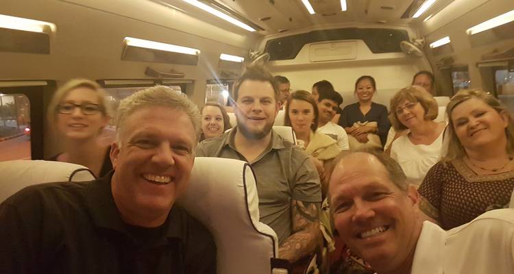 Eine Gruppe von Menschen in einem Fahrzeug, die lächelt.