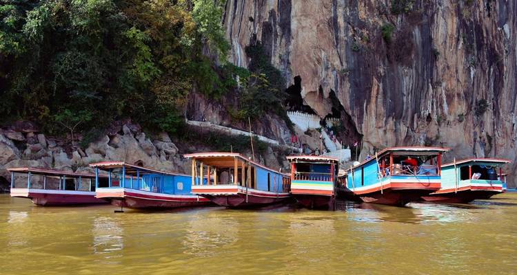Felgekleurde boten voor een klif.