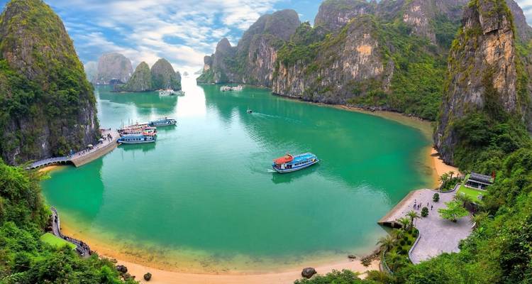 Vista panorámica de barcos y acantilados en la Bahía de Halong.
