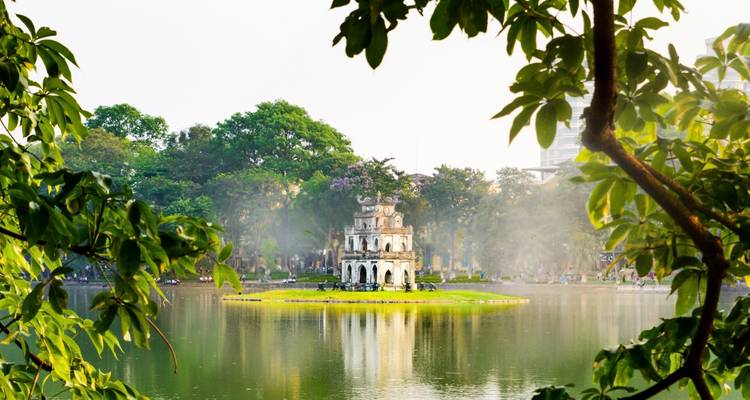 Templo situado en una pequeña isla dentro de un lago apacible.