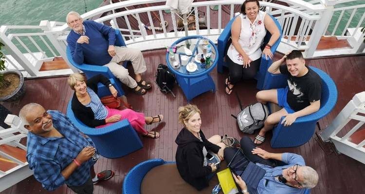 Groep reizigers zittend op een terras genietend van het uitzicht.