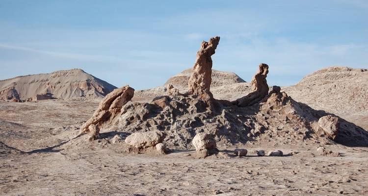 Un paisaje desértico rocoso con formaciones rocosas únicas.