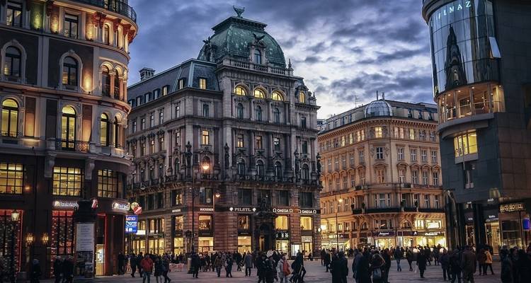 Plaza vibrante de la ciudad con arquitectura histórica y senderos concurridos.