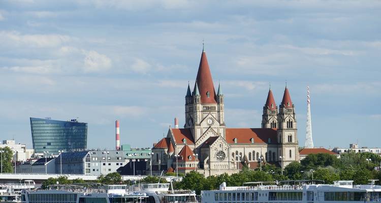 Horizonte urbano con una iglesia ornamentada y edificios modernos.