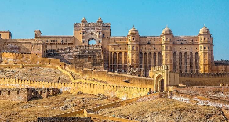 Imposante Amber-Festung mit ausgedehnten Verteidigungsmauern in Jaipur, Indien.