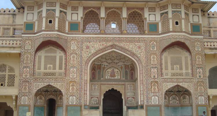 Ornamentale Details an der Fassade einer majestätischen architektonischen Struktur.