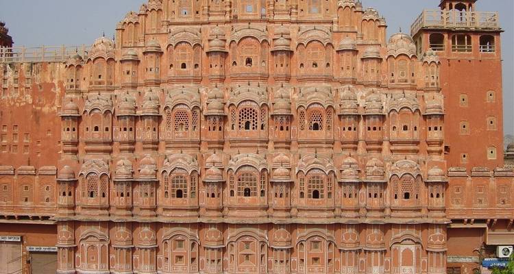 Hawa Mahal mit komplizierter Fassade.