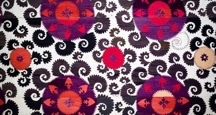 Textile traditionnel coloré avec des motifs circulaires.