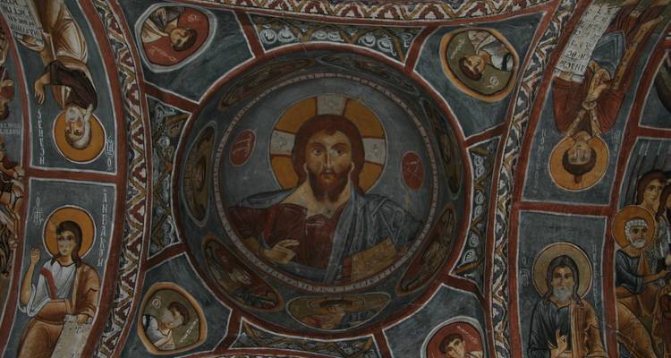Œuvre d'art intérieure d'un plafond de cathédrale historique.
