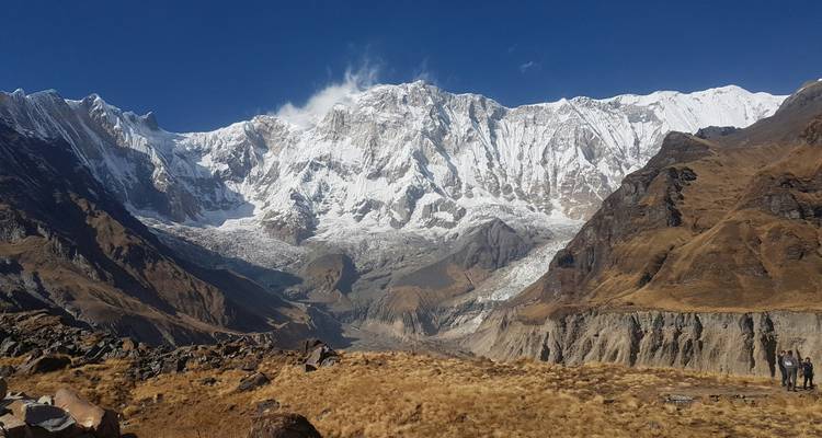 Vasta cordillera cubierta de nieve bajo un cielo azul despejado.
