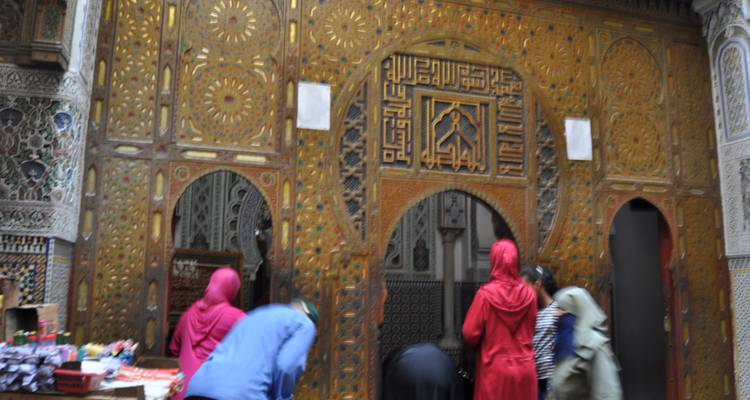 Verschwommenes Bild von Menschen vor einer verzierten Gebäudefassade