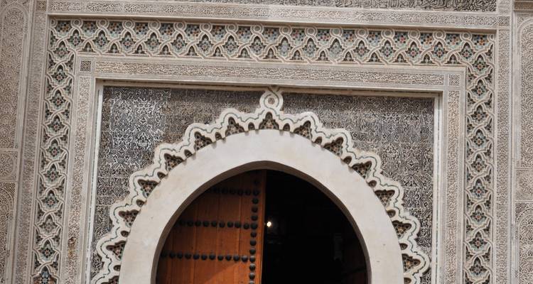 Kunstvoll gestalteter gewölbter Türeingang