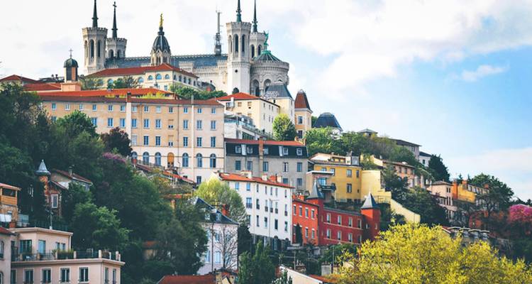 La Basilique Notre-Dame de Fourvière domine le flanc de la colline surplombant les bâtiments colorés de Lyon.