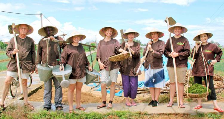 Groupe de personnes posant avec des vêtements agricoles traditionnels.