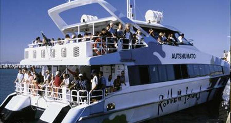 Touristes à bord d'un ferry pour Robben Island.