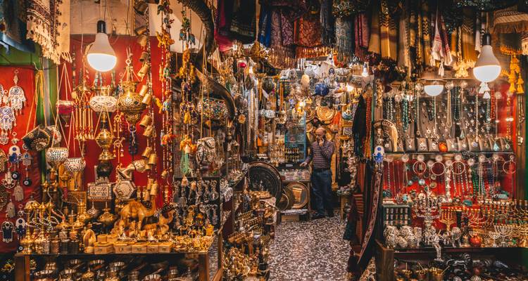Exhibición vibrante de mercado con varios artículos tradicionales.