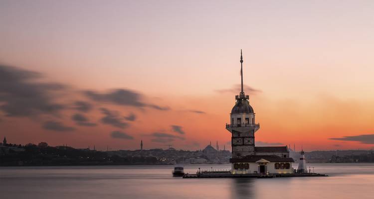 Torre de la Doncella en Estambul al atardecer con el horizonte de la ciudad.